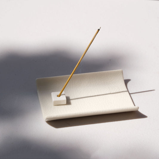 YUKARI - White Ceramic Plate with Incense Stand